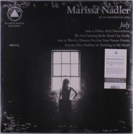 "Marissa Nadler, July. Seite A: Drive, 1923, Firecrackers; Seite B: Was It a Dream, I’ve Got Your Name, Desire." Silhouette vor Fenster.