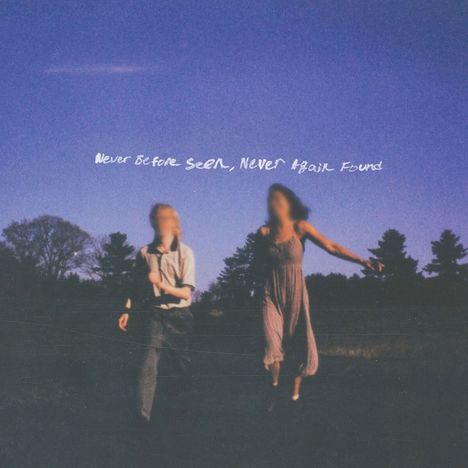 Text: "Never Before Seen, Never Again Found". Zwei unscharfe Personen rennen in einer Abendlandschaft.