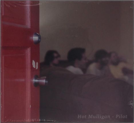 "Hot Mulligan - Pilot" steht unten. Eine rote Tür ist halb geöffnet, im Hintergrund unscharf sitzende Menschen auf einem Sofa.