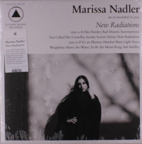"Marissa Nadler: New Radiations. Trackliste: It Hits Harder, Bad Dreams Summertime, New Radiations. Schwarz-weiß Foto einer Frau."