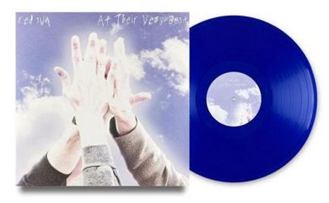 Text: „red sun At Their Very Best“. Eine Illustration zeigt erhobene Hände vor einem Himmel. Eine blaue Schallplatte daneben.