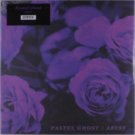 Der Text "Pastel Ghost" und "Abyss" erscheint über violetten Rosen. Es ist dunkel und kontrastreich gestaltet.
