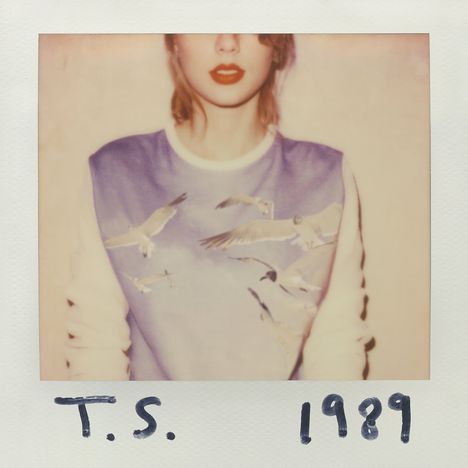 "T.S. 1989" steht unten. Eine Frau trägt einen Pullover mit Möwenmotiv. Ihr Gesicht ist teilweise sichtbar.