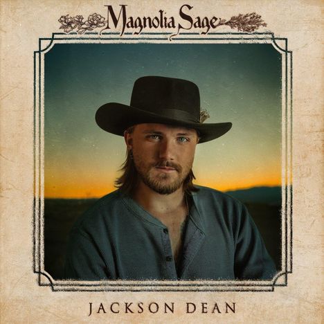 "Magnolia Sage", "Jackson Dean". Ein Mann mit Hut vor einem Sonnenuntergang, umgeben von einem antiken Rahmen.