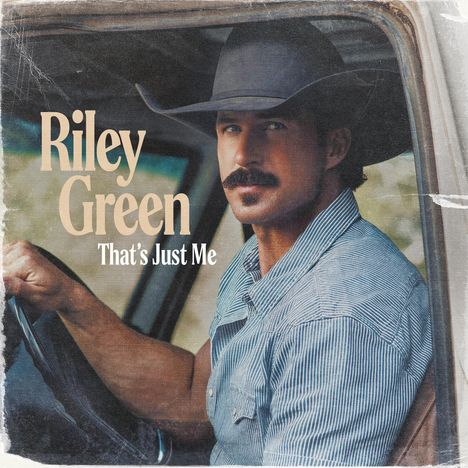 Text: „Riley Green, That's Just Me“. Mann mit Hut sitzt am Steuer eines Fahrzeugs und schaut aus dem Fenster.