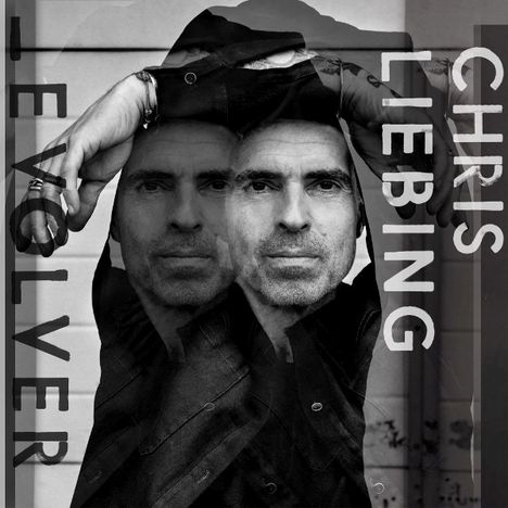 Text: "CHRIS LIEBING" und "EVOLVE". Ein Schwarz-Weiß-Porträt mit doppeltem Effekt eines Mannes mit verschränkten Armen.