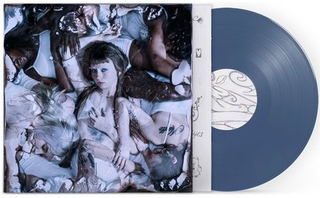 Handschriftliche Texte mit floralen Motiven auf hellgrauem Hintergrund. Frauen in weißen Kleidern liegen eng beieinander.