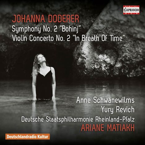 Johanna Doderer: Symphonie und Violinkonzert, Anne Schwanewilms, Yury Revich, Staatsphilharmonie Rheinland-Pfalz, Ariane Matiakh. Deutschlandradio Kultur Logo. Frau im Wasser, nach oben blickend.