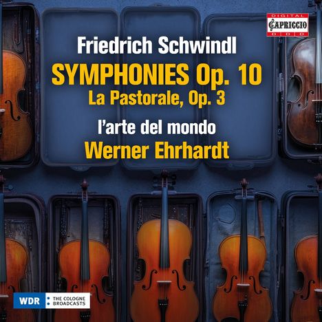 "Friedrich Schwindl Symphonies Op. 10" steht vor geöffneten Violinenkoffern mit mehreren Violinen.