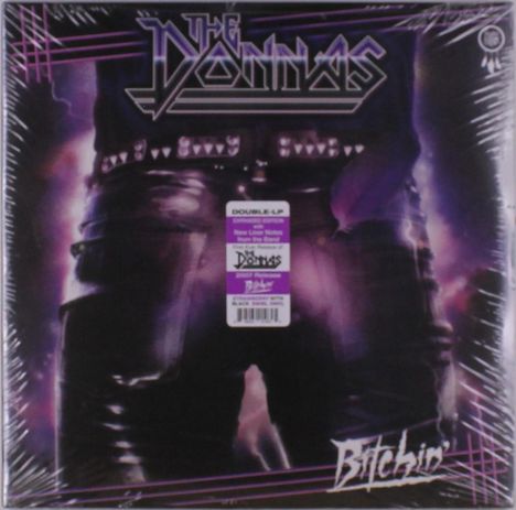 "The Donnas" oben, "Bitchin'" unten. Lederhose in Nahaufnahme, mit Nieten und violett-blauer Beleuchtung.