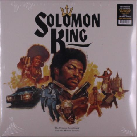 „Solomon King“ in großen, schwarzen Buchstaben mit einer Krone. Illustration: Mann mit Waffe, Autos, weitere Personen.