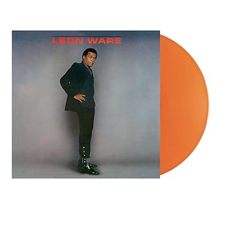 Text: "LEON WARE" in Rot oben. Ein Mann in schwarzem Outfit steht schräg. Eine orangefarbene Schallplatte rechts daneben.