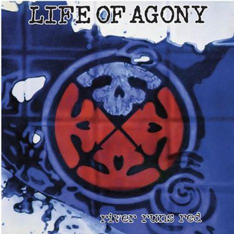 Oben: "LIFE OF AGONY". Unten: "river runs red". Rotes, kreisförmiges Symbol auf blauem Hintergrund mit Totenkopf.