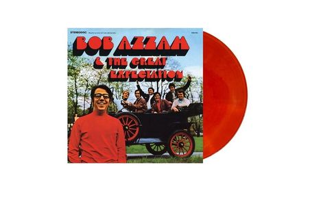 "BOB AZZAM & THE GREAT EXPECTATION” steht in großen roten Buchstaben über einem Foto von Personen in roter Kleidung.