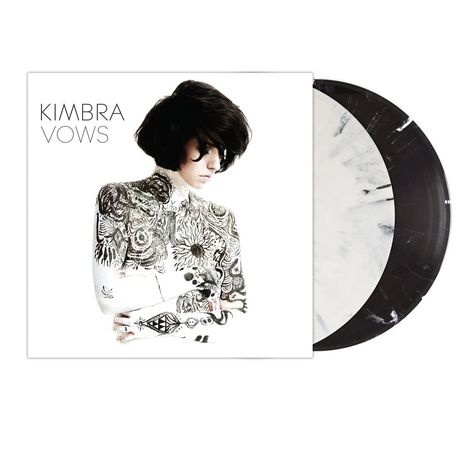 Text: "KIMBRA VOWS". Eine Frau mit dunklem Haar, Körper mit schwarzem Muster bemalt. Zwei schwarz-weiße Schallplatten.