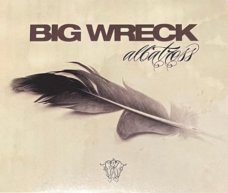 Text: "BIG WRECK albatross". Eine dunkelgraue Feder liegt auf hellem Hintergrund. decoração-logo unten.