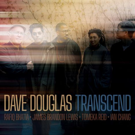"DAVE DOUGLAS TRANSCEND. RAFIQ BHATIA, JAMES BRANDON LEWIS, TOMEKA REID, IAN CHANG." Fünf Personen vor gemusterter Wand.