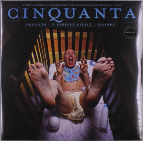 "Cinquanta" oben, "Puscifer, A Perfect Circle, Failure" darunter. Ein Mann in Windeln im Gitterbett, schreit.