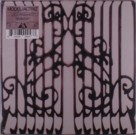 "MODEL/ACTRIZ" und "Chrontel" sind zu sehen. 
Ein dekoratives eisernes Tor-Muster in symmetrischem Design.