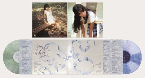 Texte: "Blue Angel Sparkling Silver", "Quiet Light". Zwei Fotos einer Frau, zwei bunte Schallplatten, wellenförmiges Design in der Mitte.