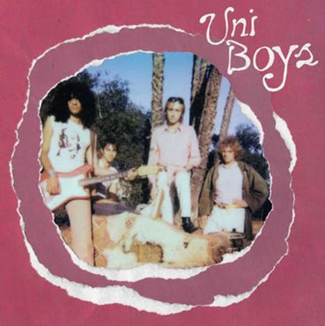 Text: "Uni Boys." Vier Personen posieren in einem Vintage-Foto-Stil, umgeben von Bäumen, vor einem rötlichen Hintergrund.