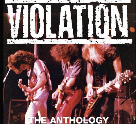 Text: "VIOLATION" und "THE ANTHOLOGY". Vier Musiker spielen leidenschaftlich Gitarre auf einer Bühne.