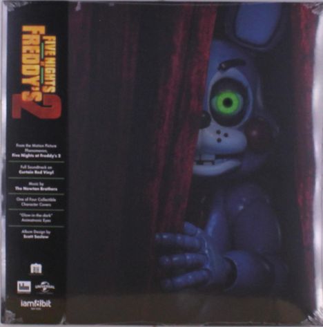 Texte: "Five Nights at Freddy's 2", Soundtrack-Hinweise. Illustration eines animatronischen Hasen hinter einem Vorhang.