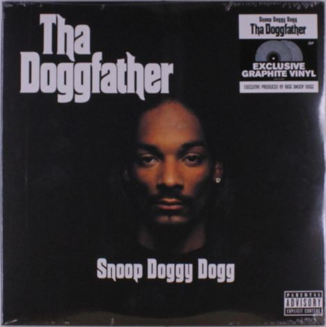 Texte: "Tha Doggfather" oben, "Snoop Doggy Dogg" unten. Dunkles Porträt eines ernst blickenden Mannes.