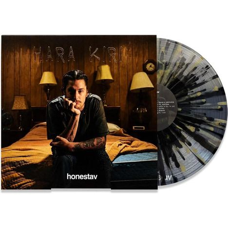 "HARA KIRI" und "honestav" sind zu lesen. Ein Mann sitzt nachdenklich auf einem Bett in einem holzvertäfelten Raum. Vinyl daneben.