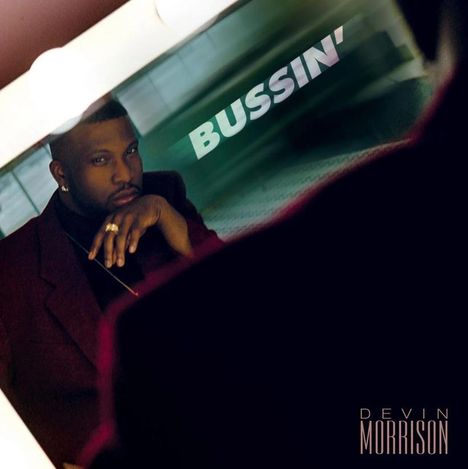 Text "BUSSIN'" schräg in Großbuchstaben. Unten "DEVIN MORRISON". Ein Mann schaut in einen Spiegel, nachdenkliches Gesicht.