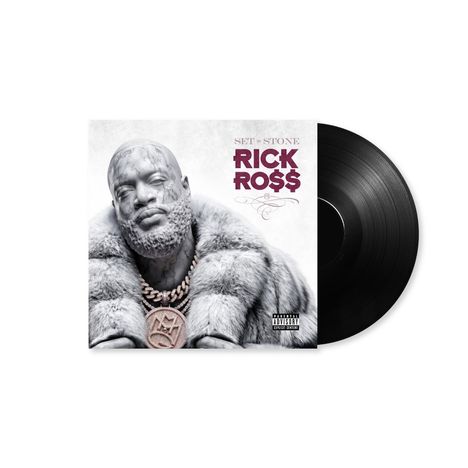 "SET IN STONE RICK RO$$". Steingesichtiger Mann in Pelz und Ketten, Schallplatte rechts daneben.