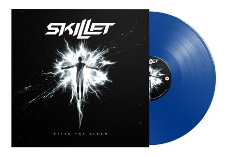 "SKILLET" oben, "AFTER THE STORM" unten. Eine Silhouette vor einer Energieexplosion, dunkler Hintergrund, blaue Vinyl.