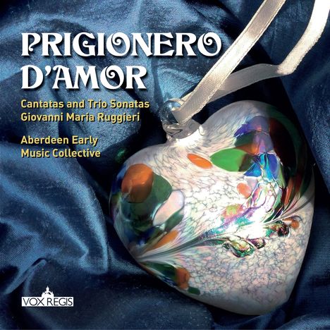 Text in Weiß und Gelb: "PRIGIONERO D’AMOR", "Cantatas and Trio Sonatas Giovanni Maria Ruggieri", "Aberdeen Early Music Collective". Herzförmiger Anhänger mit bunten Mustern auf glänzendem Stoff.