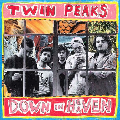 "TWIN PEAKS" oben, "DOWN IN HEAVEN" unten. Fünf Männer hinter einem Fenster, collageartiger Hintergrund.