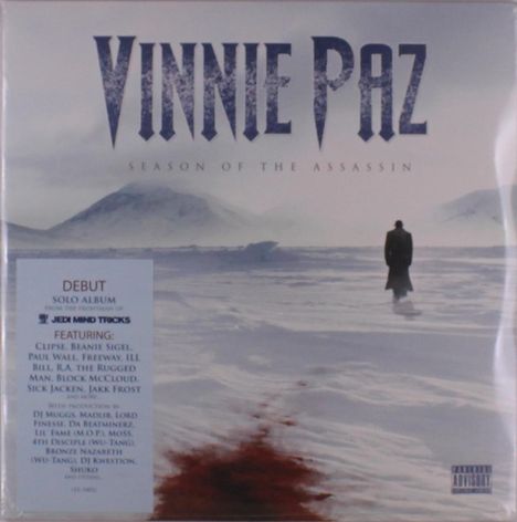 Text: VINNIE PAZ, SEASON OF THE ASSASSIN. Person in Mantel geht alleine durch verschneite Landschaft.
