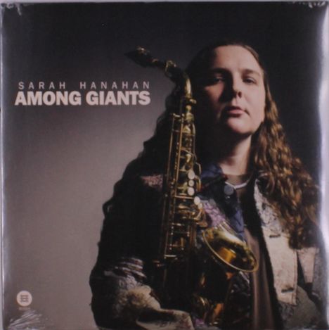 Text: "SARAH HANAHAN AMONG GIANTS". Frau mit Saxophon, ernst blickend, in dekorativer Jacke.