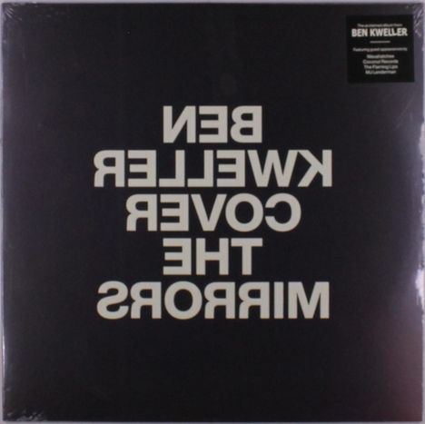 Große, helle Schrift: "BEN KWELLER COVER THE MIRRORS" auf dunklem Hintergrund, Sticker oben rechts.