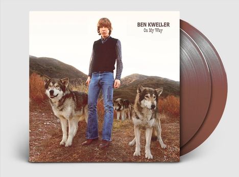 Text: "BEN KWELLER On My Way". Person in Jeans mit zwei Wölfen, Berglandschaft im Hintergrund. Vinyl-Schallplatten daneben.