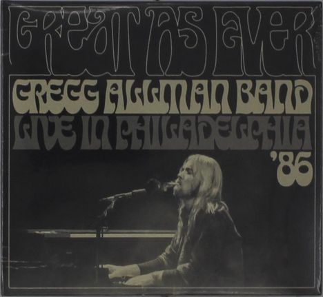 „Great As Ever“, „Gregg Allman Band Live in Philadelphia '86“. Ein Musiker singt und spielt Klavier.