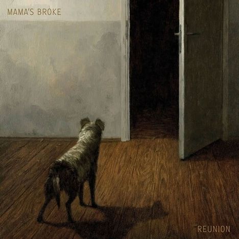 Texte: "MAMA'S BROKE" oben links, "REUNION" unten rechts. Ein Hund schaut in einen dunklen Raum durch eine offene Tür.