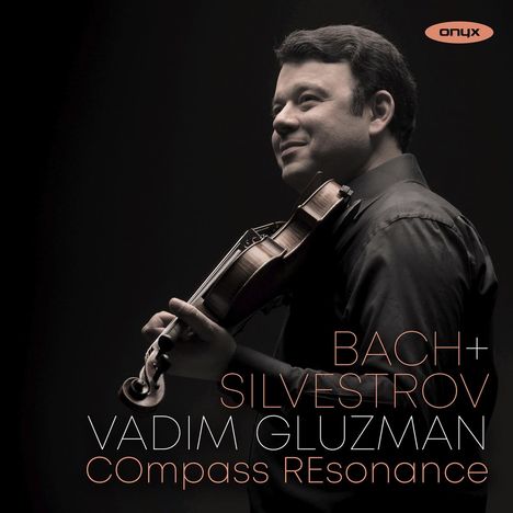 BACH + SILVESTROV, VADIM GLUZMAN, COmpass REsonance. Mann spielt Geigenmusik, seitlich beleuchtet.