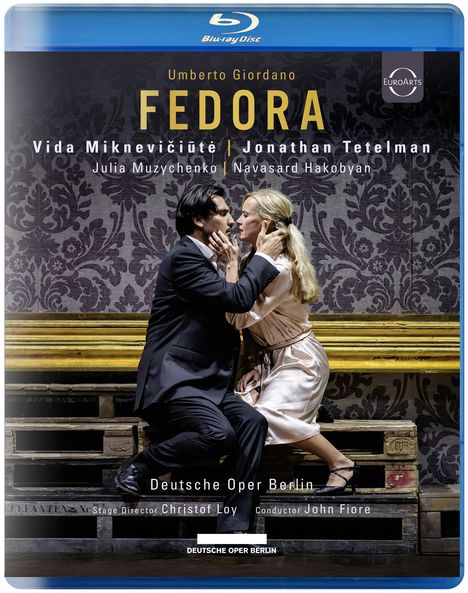 Umberto Giordano, FEDORA, Deutsche Oper Berlin. Personen in inniger Umarmung auf rustikaler Bühne, EuroArts-Logo.