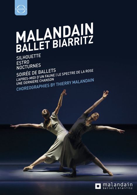 Titel: MALANDAIN BALLET BIARRITZ. Zwei Tänzer in fließenden Bewegungen auf einer Bühne.