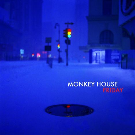 MONKEY HOUSE FRIDAY. Eine nächtliche Straßenszene mit Schnee und einem entfernteren Ampellicht.