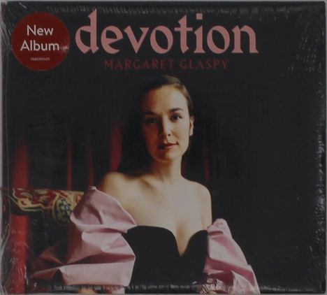 „Devotion“ in rosa, „Margaret Glaspy“ in rot. Frau in schwarzem Kleid mit rosa Ärmeln, sitzt vor dunklem Hintergrund.