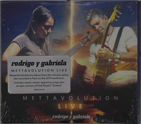 "rodrigo y gabriela METTAVOLUTION LIVE" mit Gitarristen vor einem dramatischen Hintergrund.