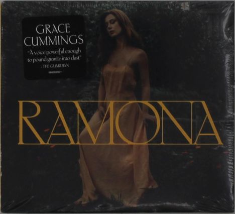 Aufschrift oben links: "Grace Cummings". Groß in der Mitte: "RAMONA". Hintergrund: Frau in einem fließenden Kleid.