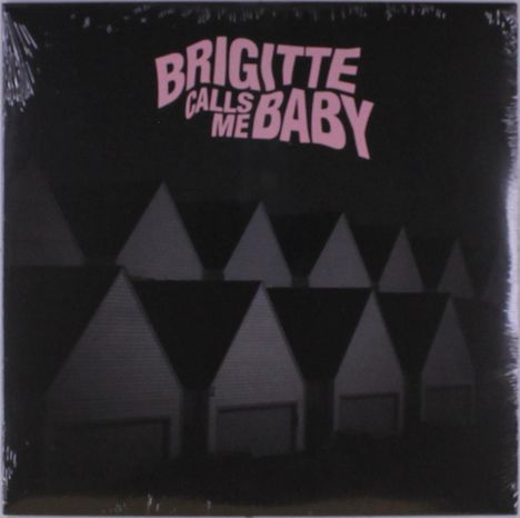 Text in rosa: "BRIGITTE CALLS ME BABY". Darunter sind schemenhafte Dreiecke, die an Hausdächer erinnern.