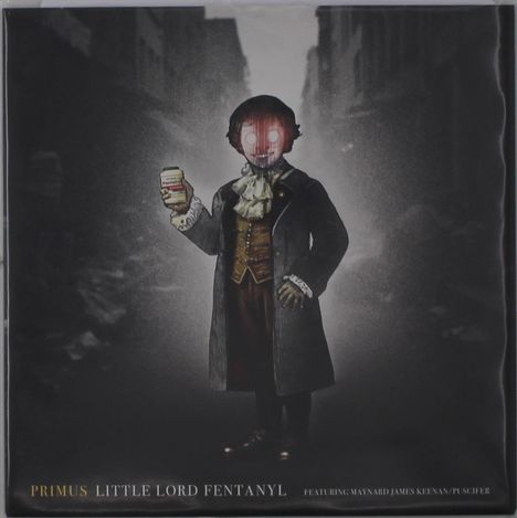 PRIMUS LITTLE LORD FENTANYL

Ein Kind mit leuchtenden Augen hält ein Glas, bekleidet mit historischem Anzug, in nebliger Straße.