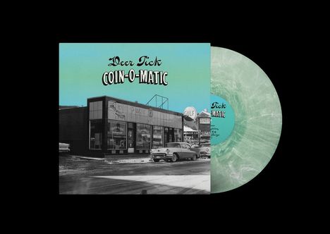 „Deer Tick“ und „COIN-O-MATIC“ stehen über einem Retro-Ladenfoto. Rechts eine grün marmorierte Vinyl-Schallplatte.